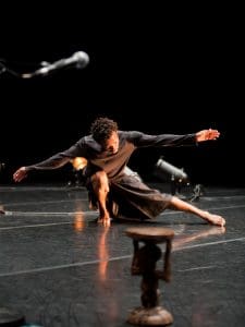 Le Cargo, Chorégraphie et interprétation : Faustin Linyekula Studios Kabako - création 2011 - Centre national de la danse